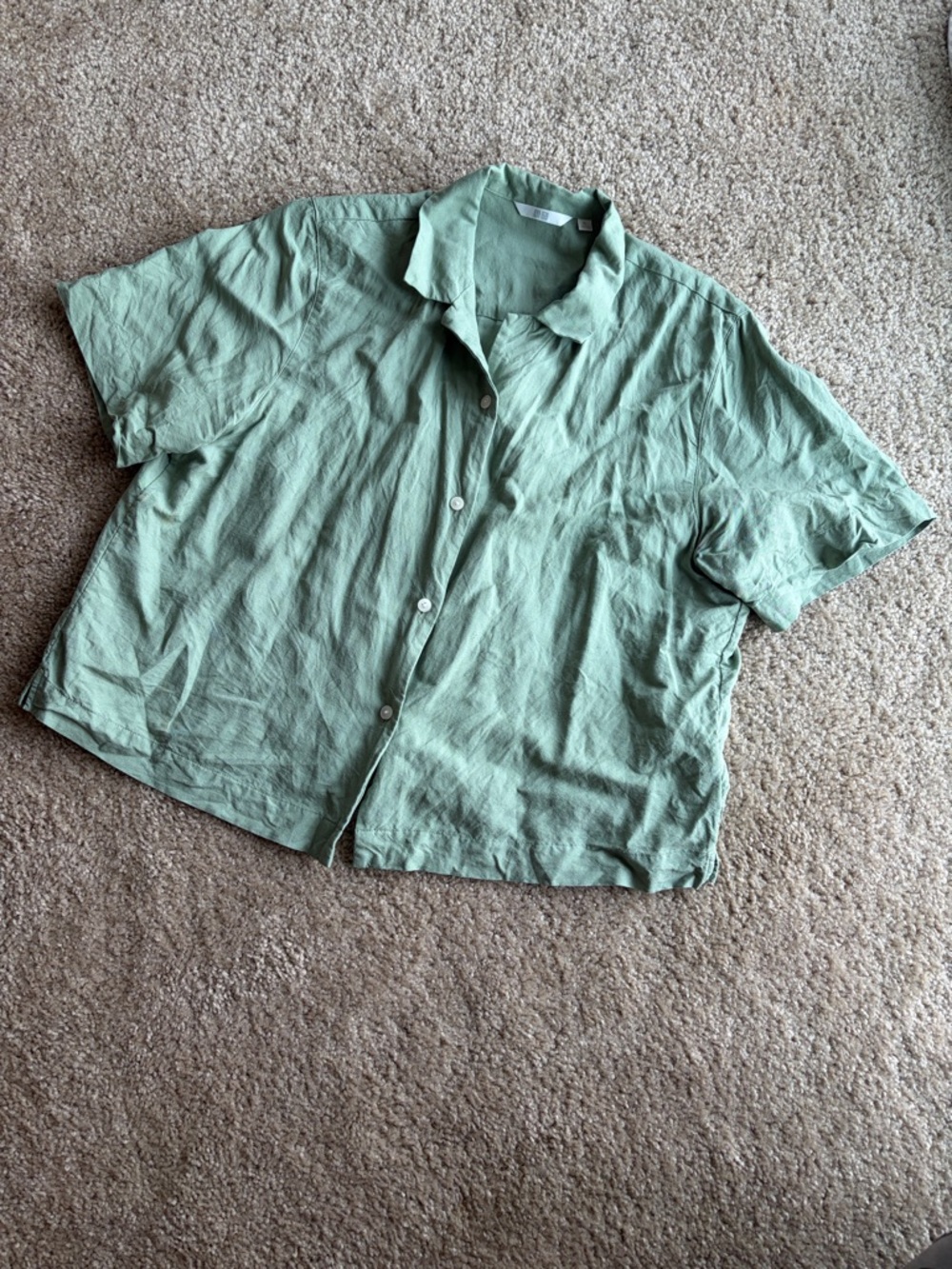 Uniqlo Short-Sleeve Cropped Button-Down Shirt